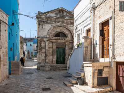 Via Castello va pian piano stringendosi, prima di sbucare davanti alla seicentesca cappella di San Michele...